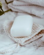 En hårdtvål ligger åvanpå en tvålpåse.