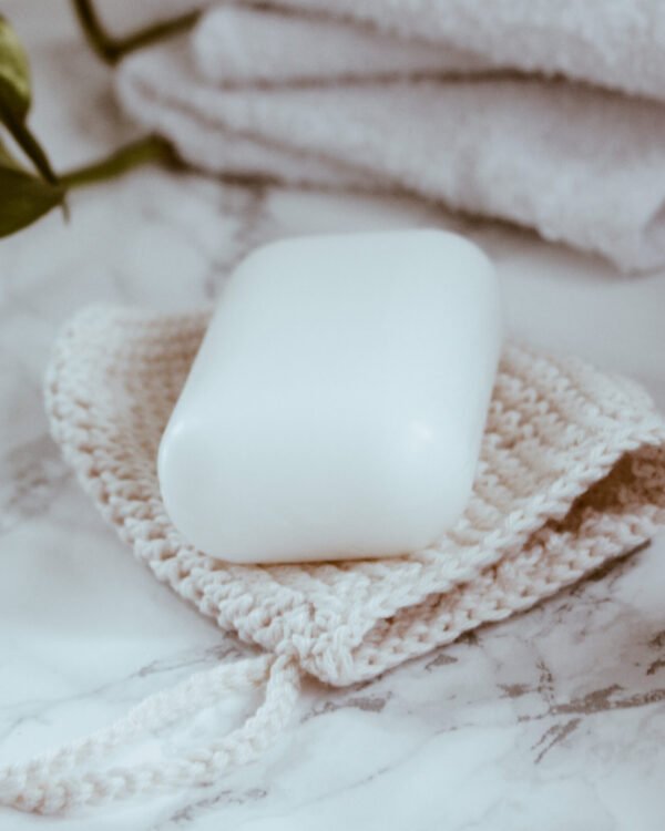 En hårdtvål ligger åvanpå en tvålpåse.