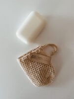 En tvålpåse med en två liggandes brevid.