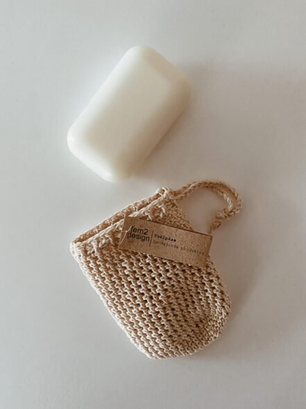 En tvålpåse med en två liggandes brevid.