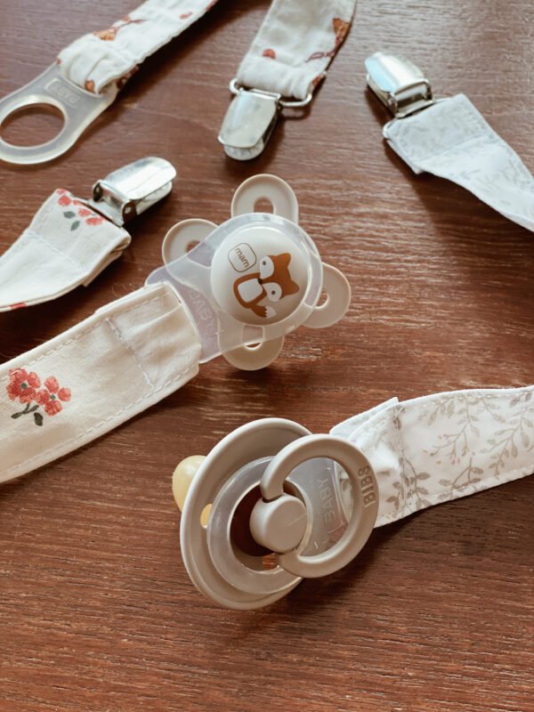 Napphållare som har två olika typer av nappar fastmonterade.