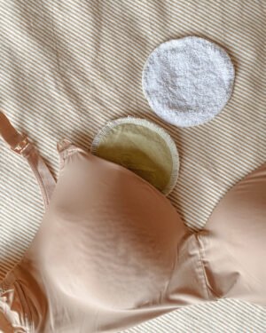 Amningsbh och två stycken amningsinlägg en som visar framsidan och en som visar baksidan.