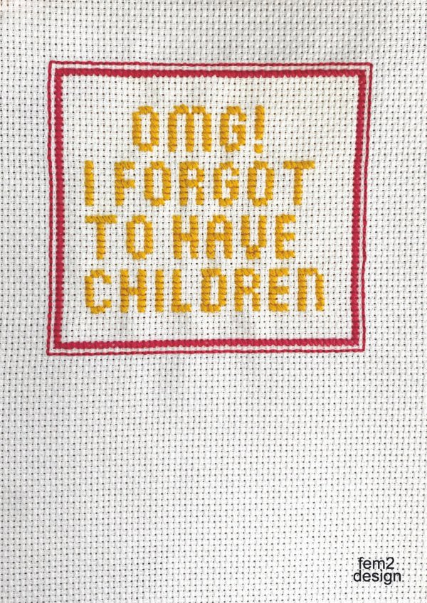 Poster OMG Broderi. Broderad gul text med en rosa ram.