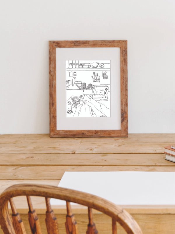 Poster Syhörnan inramad, stående på ett skrivbord.